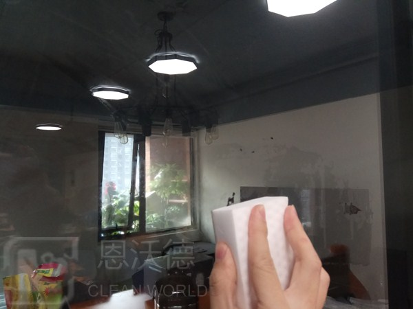 玻璃上的污漬怎用什么去除呢？玻璃上有水垢怎么辦？